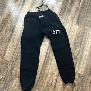 - copy black 1977 essential sweat pants 
- size L but small
-worn a few times